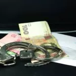 Взятка. Конверт, гривны, наручники.