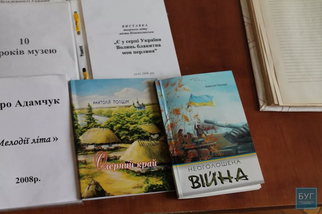 У Нововолинську відкрито виставку "Нас єднає Україна" 18 2015-01-22_00022