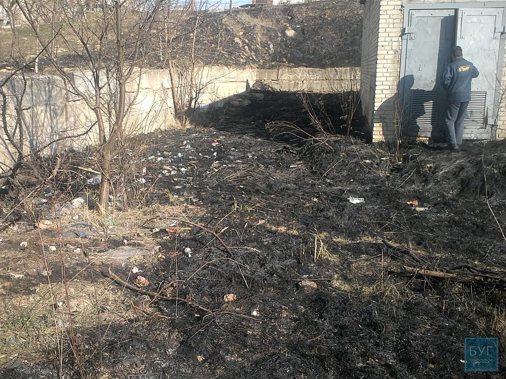 У Нововолинську палав сухостій біля трансформаторної будки 2 CAM00124_tn