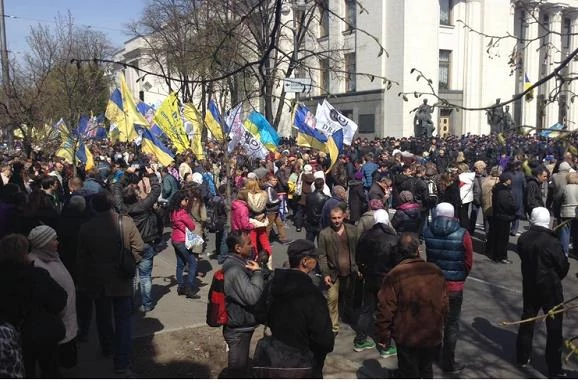До мітингу шахтарів у центрі Києва долучилися люди в білих балаклавах 3 1613622