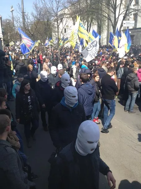 До мітингу шахтарів у центрі Києва долучилися люди в білих балаклавах 2 1613624