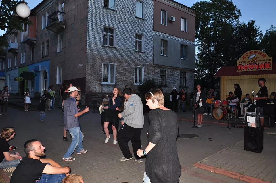 У Нововолинську волонтери організували концерт під відкритим небом 4 11659293_10203079520467771_2309879156492607582_n