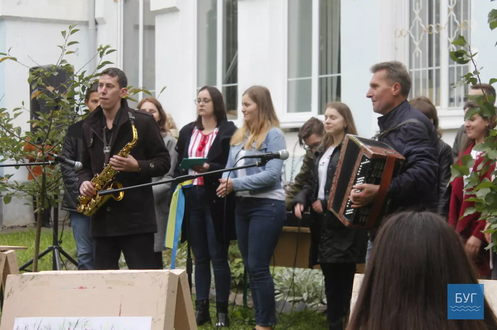 У Володимирі-Волинському з нагоди 100-річчя з дня народження Сухомлинського провели захід під відкритим небом 3