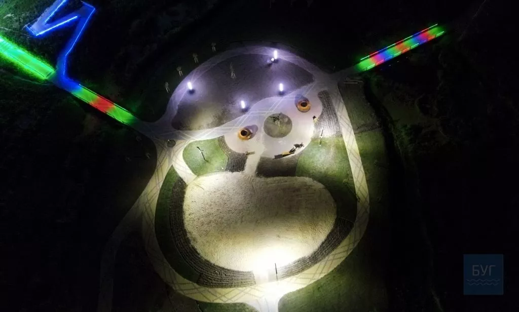 Як виглядає вночі острів на Риловиці у Володимирі з висоти 3