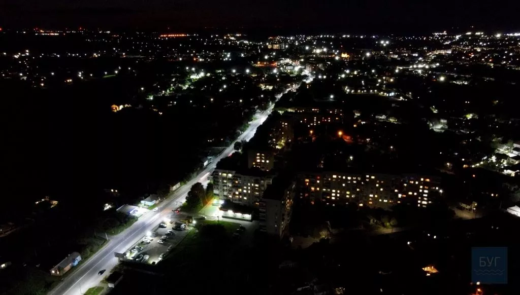 Як виглядає вночі острів на Риловиці у Володимирі з висоти 4