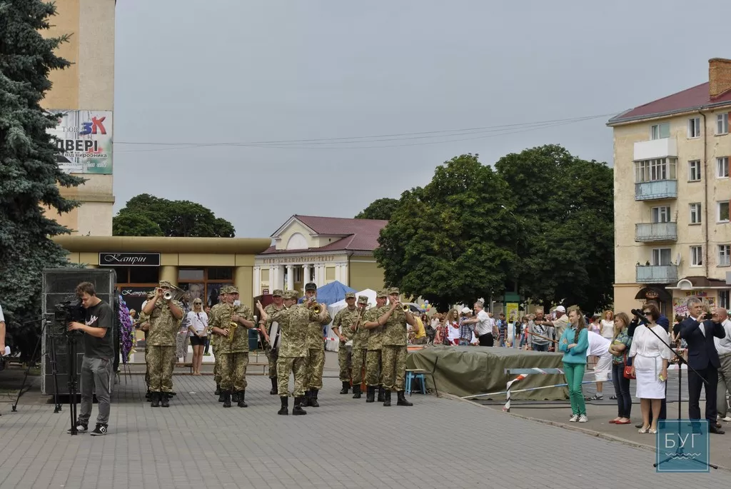Урочисте покладання квітів до обеліску Слави та стіни пам’яті полеглим в АТО у Володимирі-Волинському 6 _DSC0516