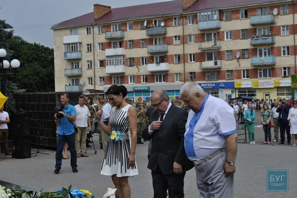 Урочисте покладання квітів до обеліску Слави та стіни пам’яті полеглим в АТО у Володимирі-Волинському 2 _DSC0520