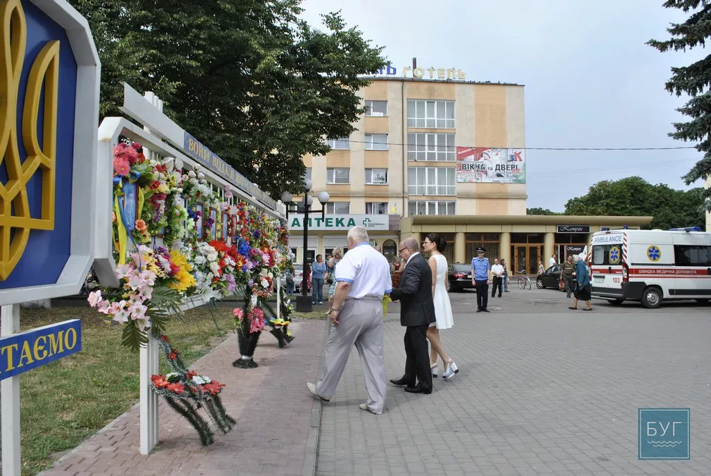 Урочисте покладання квітів до обеліску Слави та стіни пам’яті полеглим в АТО у Володимирі-Волинському 3 _DSC0524