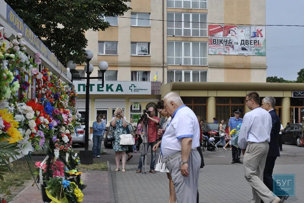 Урочисте покладання квітів до обеліску Слави та стіни пам’яті полеглим в АТО у Володимирі-Волинському 4 _DSC0525