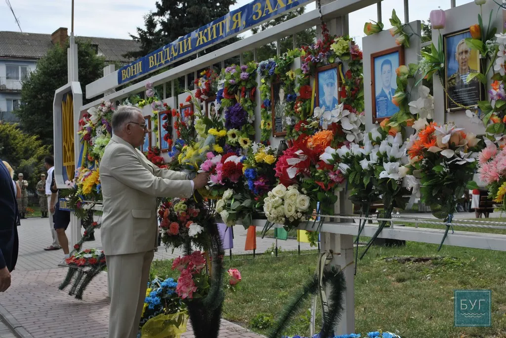 Урочисте покладання квітів до обеліску Слави та стіни пам’яті полеглим в АТО у Володимирі-Волинському 7 _DSC0530