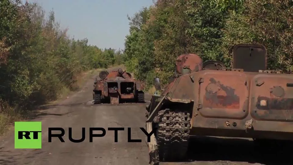 Історія капітана 51-ї бригади, який змінив перебіг війни 5 розбиті МТЛБ 31-ї десантно-штурмової бригади РФ - вид з боку Кутейникове. Знаряддя Коваля стояло трохи вище на самому повороті дороги - прямо перед нами в 200 метрах. Оцініть які нерви у Коваля і Лукашука - вони підпустили російську колону з 16 одиниць бронетехніки на 200 метрів!