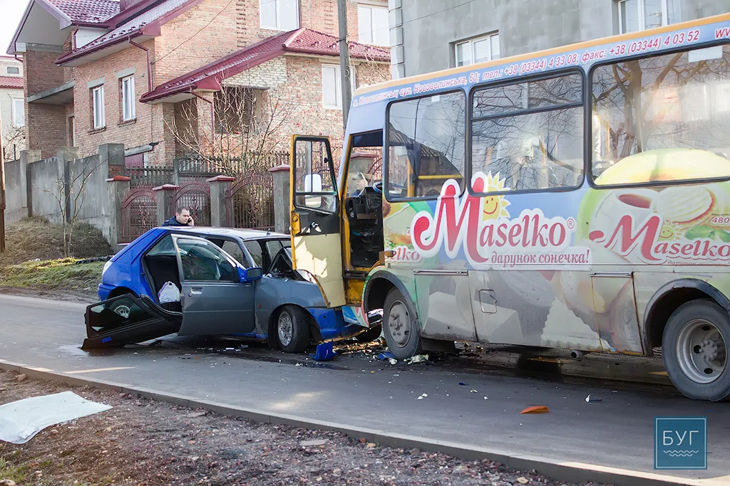 Аварія у Нововолинську. На вулиці Некрасова легковий автомобіль зіткнувся з маршруткою (ОНОВЛЕНО) 3 IMG_4840
