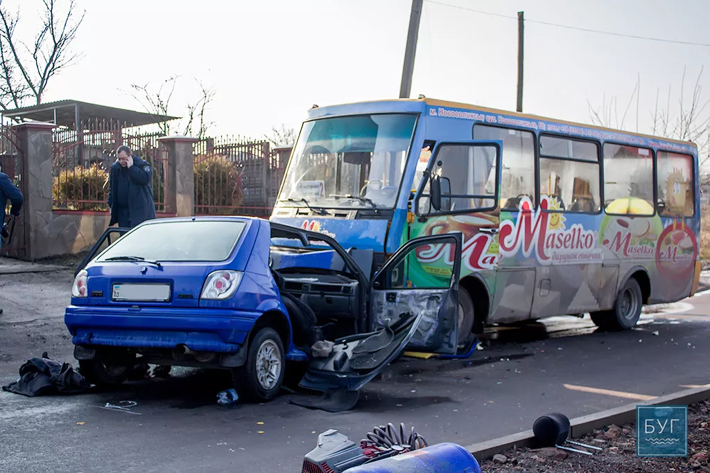 Аварія у Нововолинську. На вулиці Некрасова легковий автомобіль зіткнувся з маршруткою (ОНОВЛЕНО) 4 IMG_4843