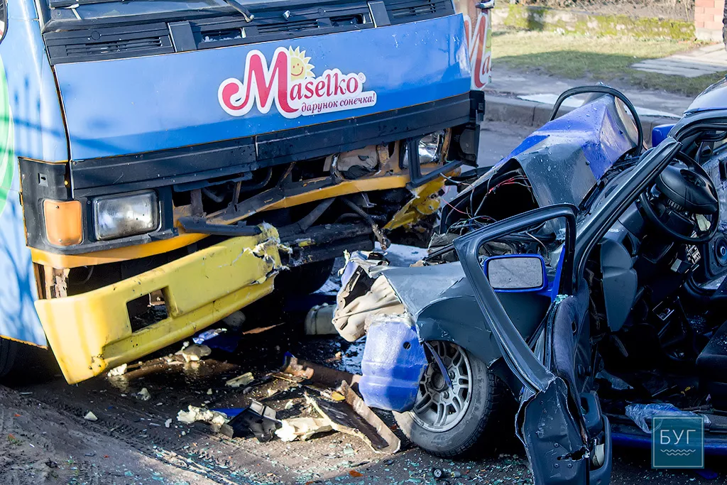 Аварія у Нововолинську. На вулиці Некрасова легковий автомобіль зіткнувся з маршруткою (ОНОВЛЕНО) 6 IMG_4850