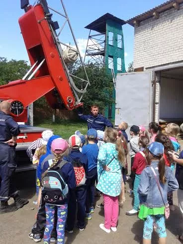 Володимир-Волинський район: рятувальники провели для дітей екскурсію у пожежній частині 3 a1860869-47fc-4f1c-ab83-72d0654969e4