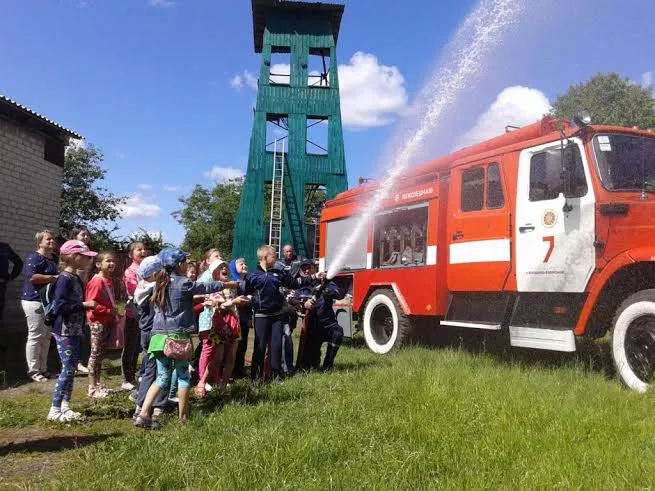 Володимир-Волинський район: рятувальники провели для дітей екскурсію у пожежній частині 2 dabeb2dd-9429-49fe-a706-f61bc775591d