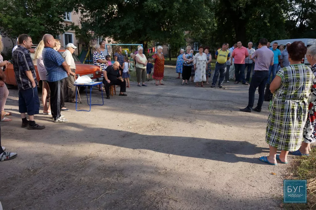 Ігор Гузь продовжує спілкуватися у дворах Нововолинська 1 DSC06414