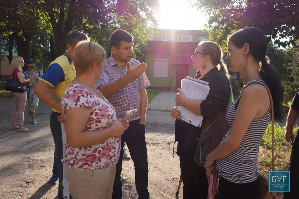 Ігор Гузь продовжує спілкуватися у дворах Нововолинська 2 DSC06420
