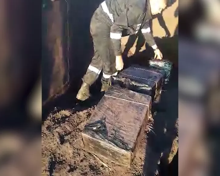 У пункті пропуску «Володимир-Волинський» прикордонники виявили присипані рудою 1,5 тисячі пачок сигарет 3 news_20160909_095150_1473403910