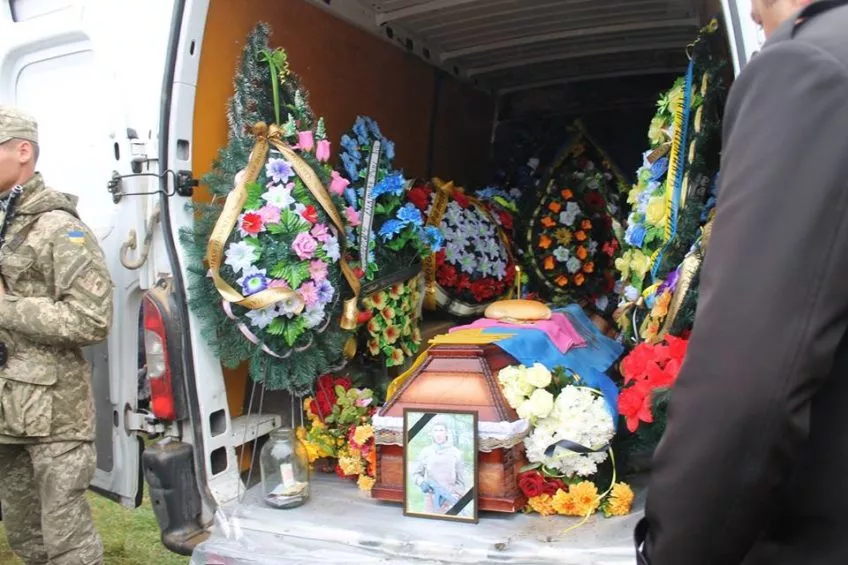 У селі Хренів попрощались із загиблим бійцем Віктором Рупою 5 14484980_163736307414466_9063534516618004286_n-848x565