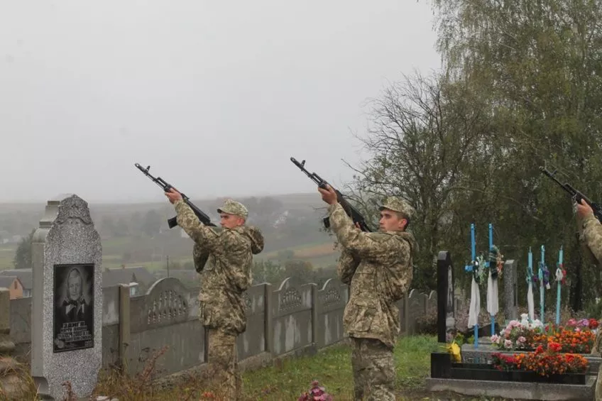 У селі Хренів попрощались із загиблим бійцем Віктором Рупою 4 14484981_163768984077865_1519955154321296307_n-848x565