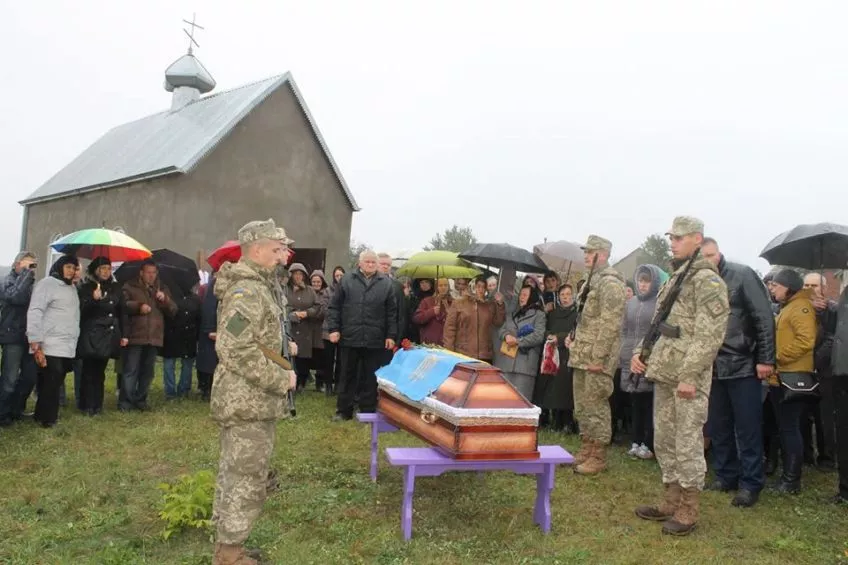 У селі Хренів попрощались із загиблим бійцем Віктором Рупою 3 14494602_163768684077895_8925219390888716173_n-848x565