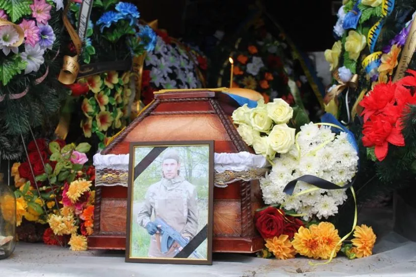 У селі Хренів попрощались із загиблим бійцем Віктором Рупою 2 14516503_163767930744637_6853600453086188482_n-848x565