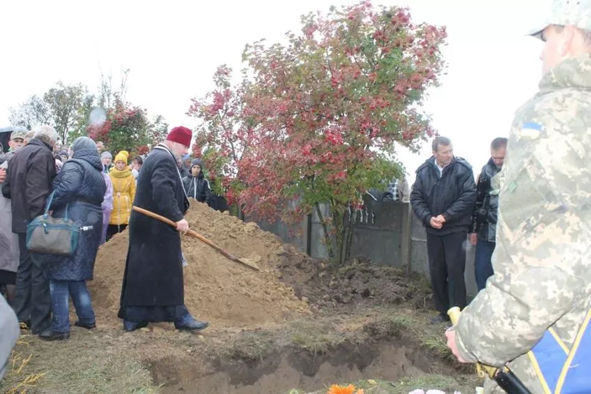 У селі Хренів попрощались із загиблим бійцем Віктором Рупою 1 14573011_163770580744372_1588108923092537262_n-848x565