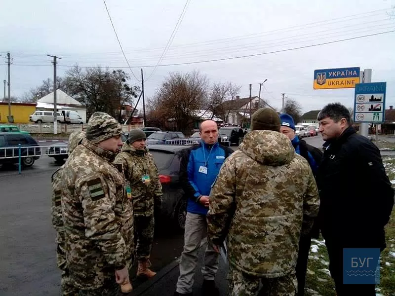 Прикордонники відмовилися контролювати черги біля пункту пропуску "Устилуг". У місті автомобільний колапс 2 15058754_1158630357546421_1787275606_n