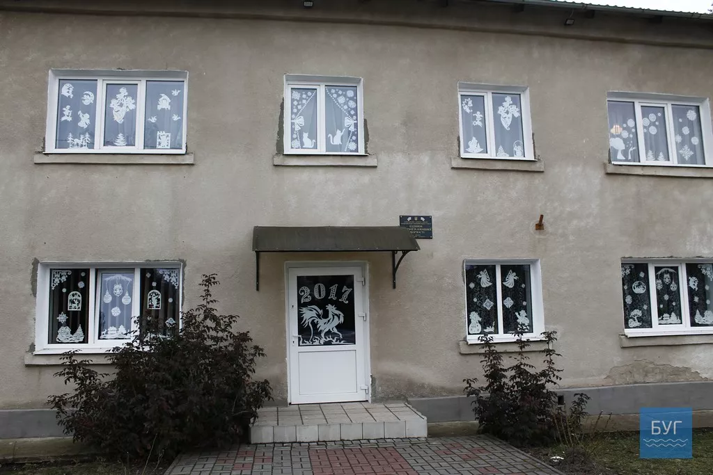 Герої казок зійшли на шибки вікон у будинку школяра в Іваничах 1