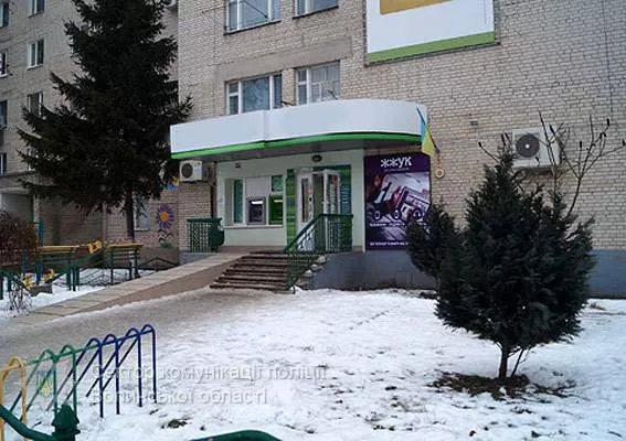 У Луцьку поліція зі стріляниною затримала озброєних грабіжників 3