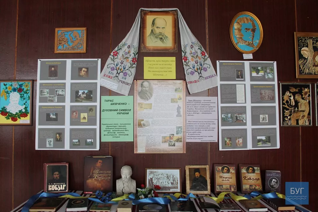 203 річницю від народження Тараса Шевченка в Іваничах відзначали у районному Домі "Просвіта" 13