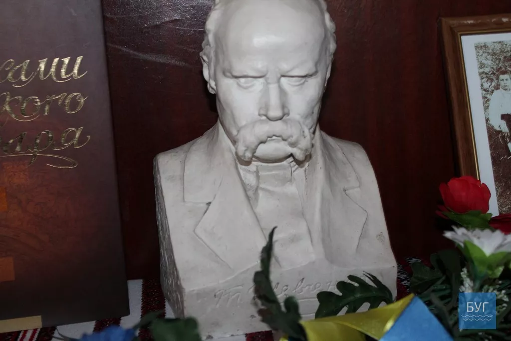 203 річницю від народження Тараса Шевченка в Іваничах відзначали у районному Домі "Просвіта" 15