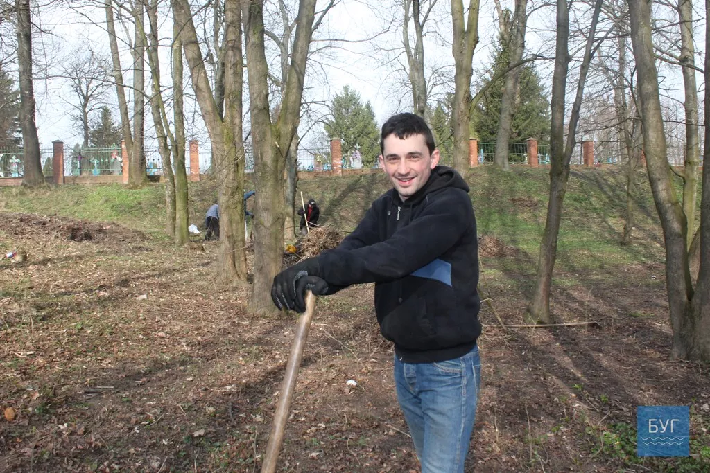 Весняну толоку у Павлівці Іваничівського району жителі розпочали з кладовищ та території, що навколо 3