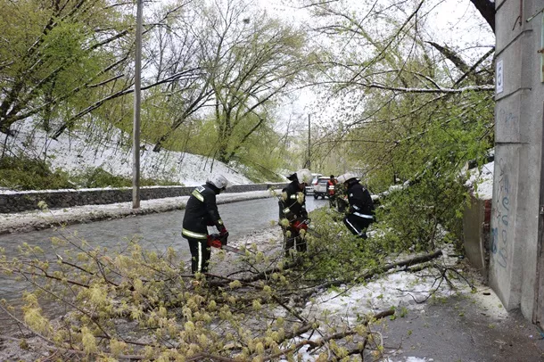 В Україні через негоду без світла залишаються 200 сіл 2