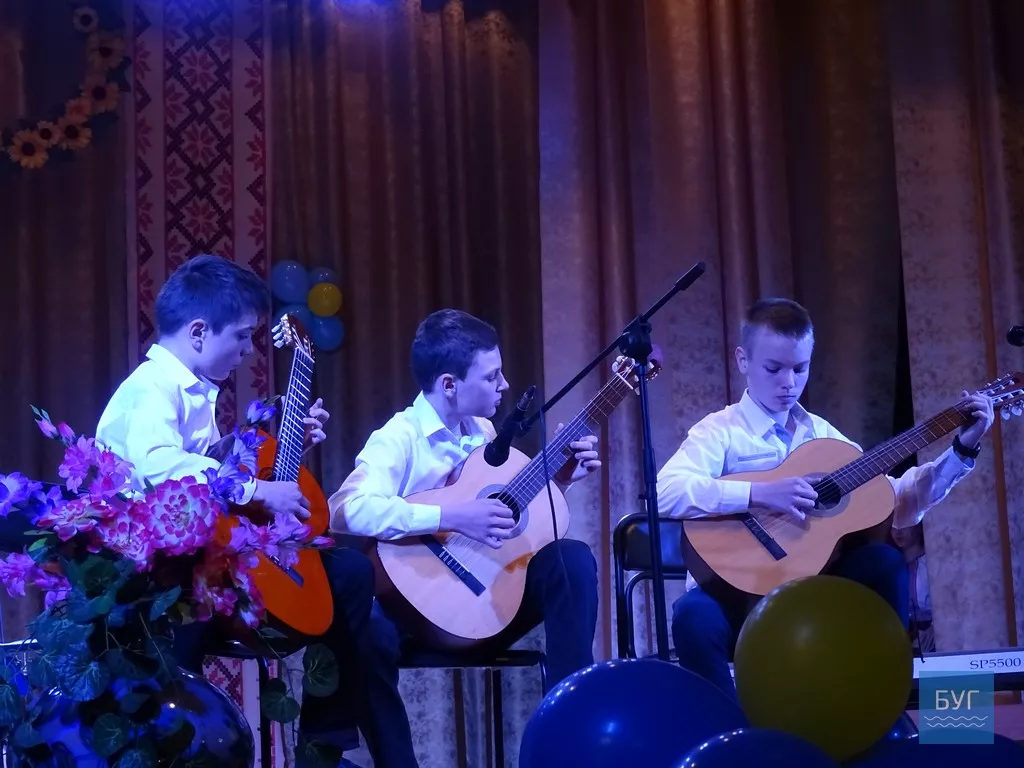 Викладачі та учні Іваничівської музичної школи звітували на сцені Дому "Просвіта" 10