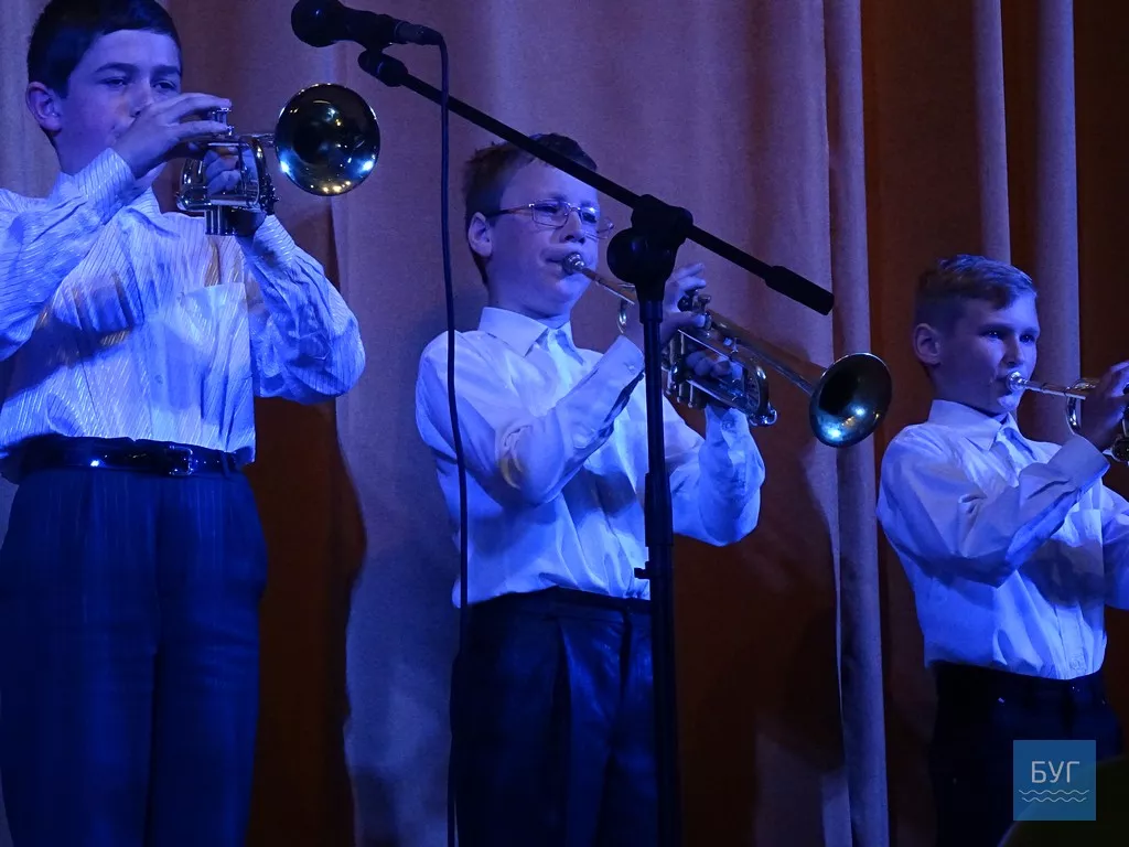 Викладачі та учні Іваничівської музичної школи звітували на сцені Дому "Просвіта" 14