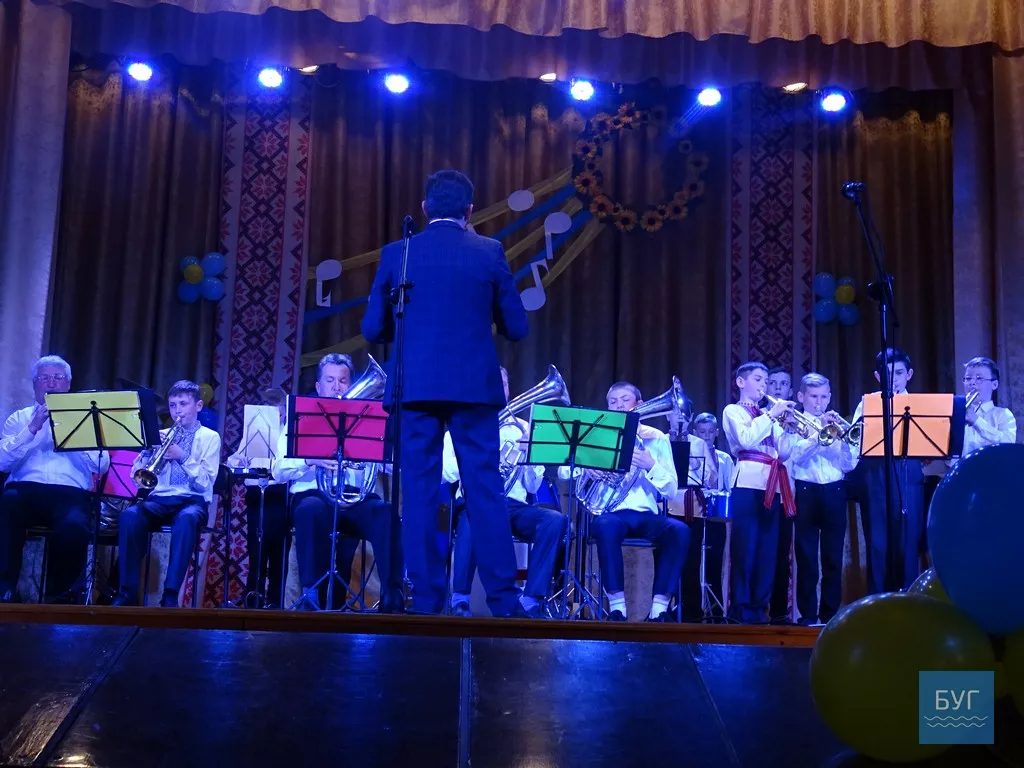 Викладачі та учні Іваничівської музичної школи звітували на сцені Дому "Просвіта" 17