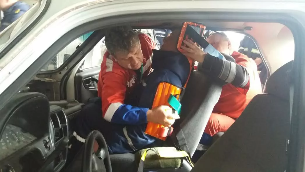 Володимир-Волинські рятувальники разом із медиками відпрацювали комплекс заходів з ліквідації наслідків дорожньо-транспортних пригод 3