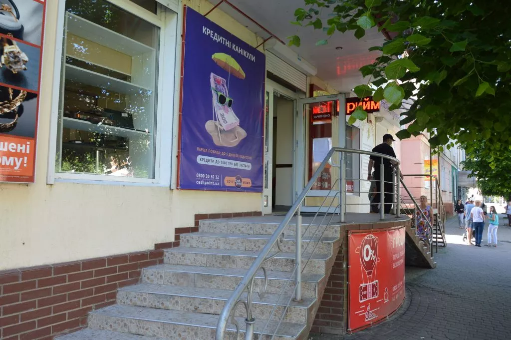 У Нововолинську озброєний чоловік намагався пограбувати ломбард 2