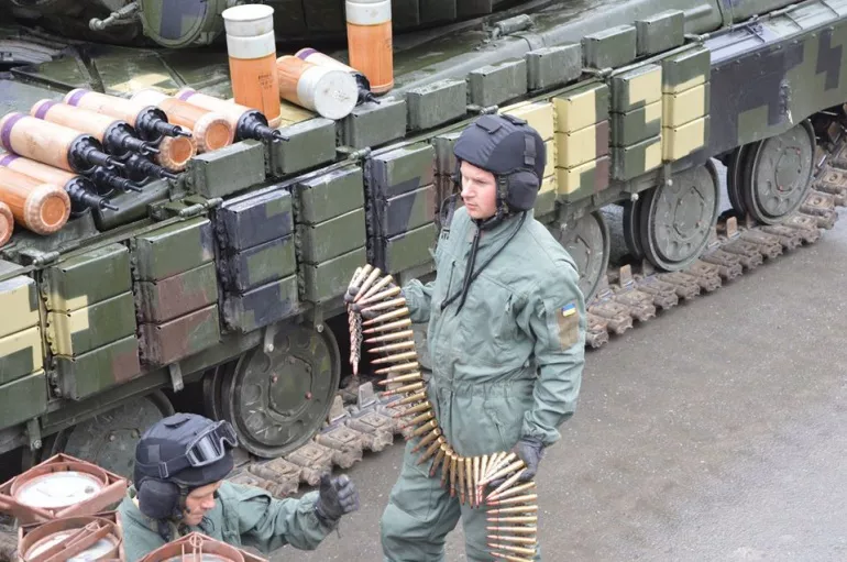 На змаганнях з танкового біатлону волинські танкісти відстрілялися з пістолетів і шукали ворожі цілі 5