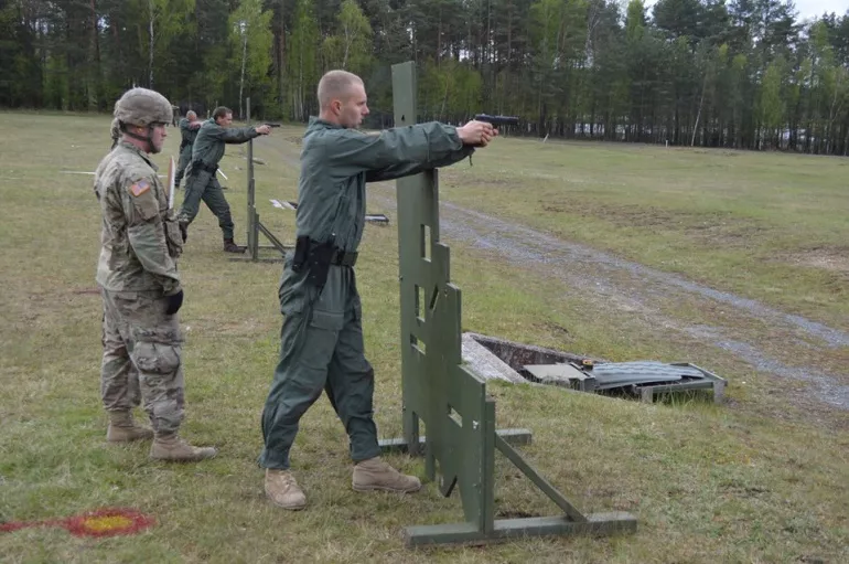 На змаганнях з танкового біатлону волинські танкісти відстрілялися з пістолетів і шукали ворожі цілі 8