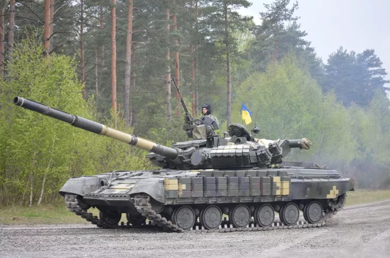 На змаганнях з танкового біатлону волинські танкісти відстрілялися з пістолетів і шукали ворожі цілі 4