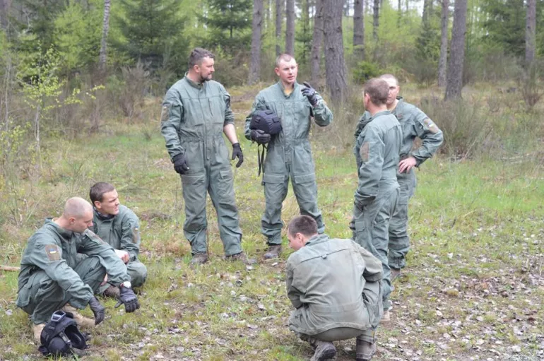 На змаганнях з танкового біатлону волинські танкісти відстрілялися з пістолетів і шукали ворожі цілі 6