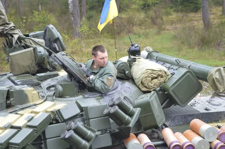 На змаганнях з танкового біатлону волинські танкісти відстрілялися з пістолетів і шукали ворожі цілі 2