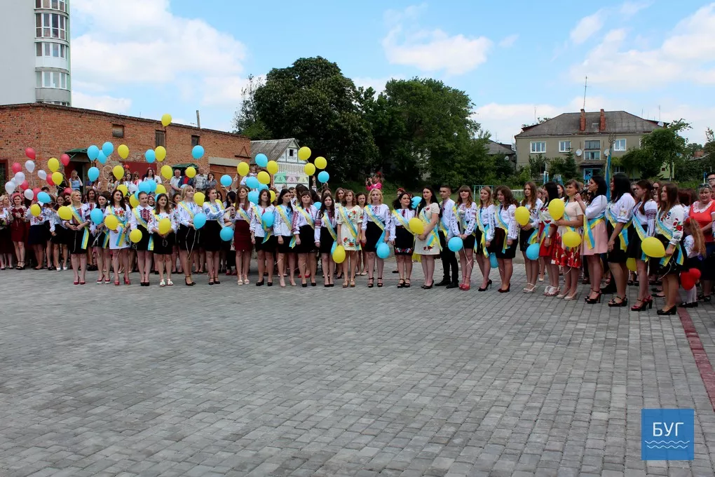 Для випускників Володимир-Волинського педагогічного коледжу продзвенів останній дзвоник 36