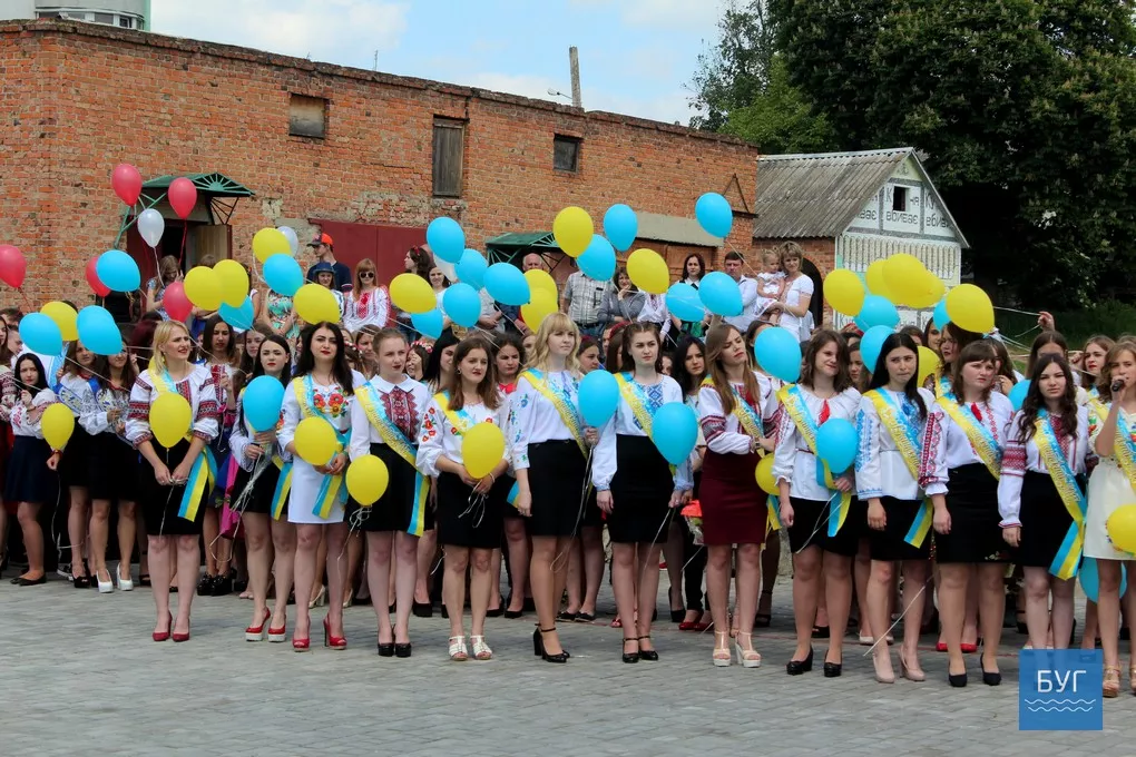 Для випускників Володимир-Волинського педагогічного коледжу продзвенів останній дзвоник 37