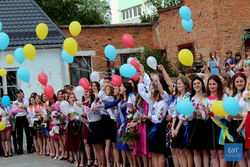 Для випускників Володимир-Волинського педагогічного коледжу продзвенів останній дзвоник 53