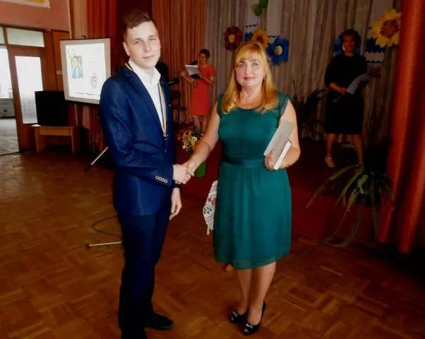 Медалі, подяки і "Кобзар" на пам'ять одержали випускники Іваничівщини 4