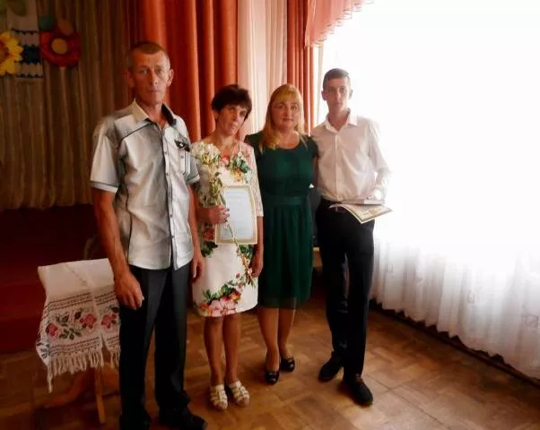 Медалі, подяки і "Кобзар" на пам'ять одержали випускники Іваничівщини 7